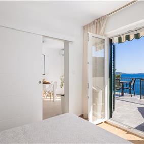 6 Bedroom Waterfront Villa with Pool in Uvala Ljubljeva near Trogir, Sleeps 12-13
